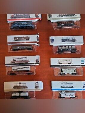 Southern Pacific - Eight Model Train Cars Collectible Vintage Set Men Women Kids